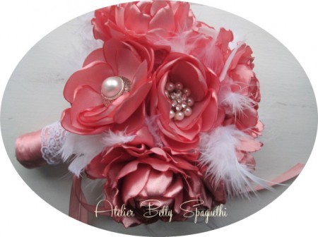 Bouquet Shabby Chic com rosas e peónias em cetim tom rosa velho, com apliques de bijuteria e plumas brancas. Pé forrado a cetim e renda branca com aplique prateado com pérola